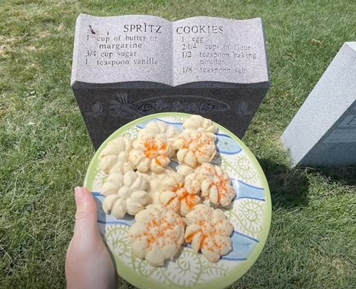 妹子在墓地搞美食探店 这些坟头找到的美食：居然馋哭了不少大活人