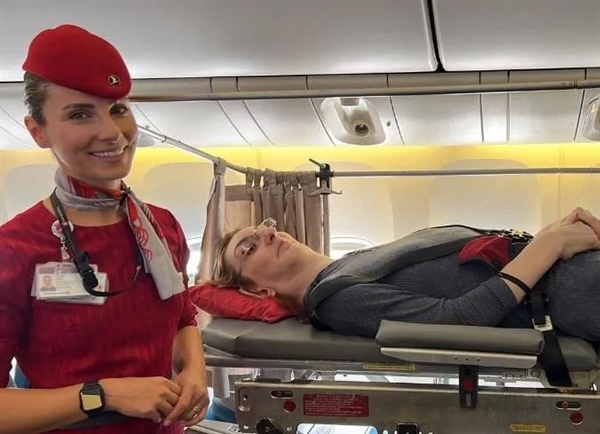 世界最高女人首次坐飞机 拆掉6个座位才躺下